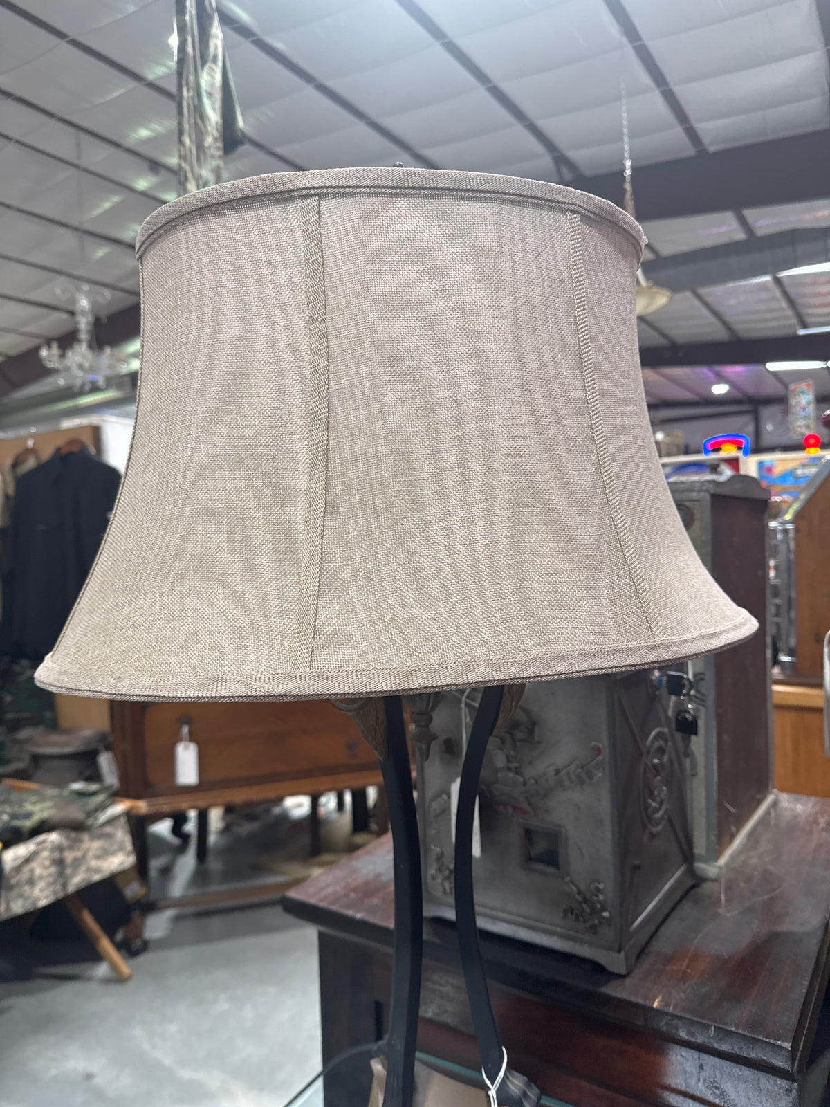 Vintage Vintage Neoclassical-Style Figural Table Lamp featuring a Tri-Lion Motif with a Paw Foot Tripod Base