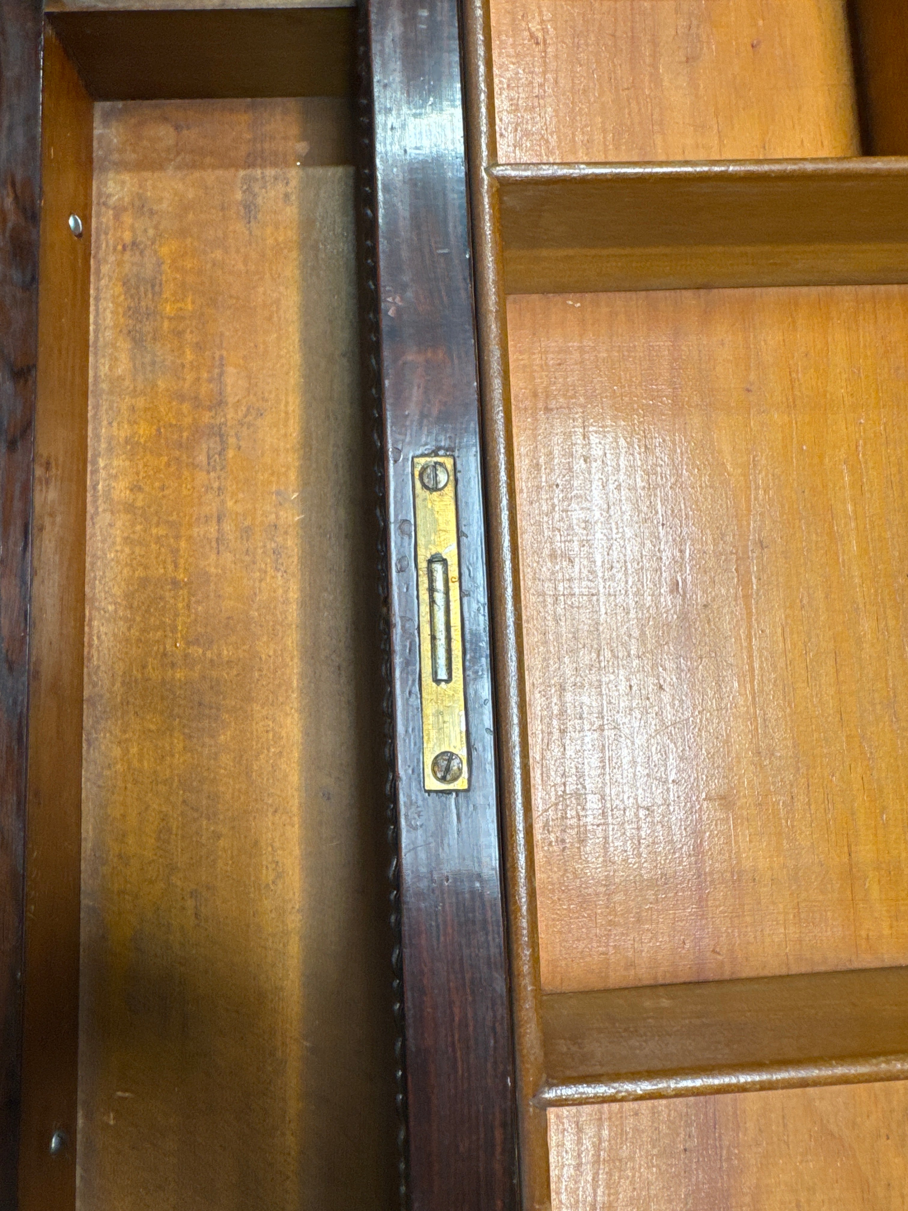 Antique 19th-Century Mahogany Sewing Table with a Flip-Top Mirror and Compartmentalized Interior.