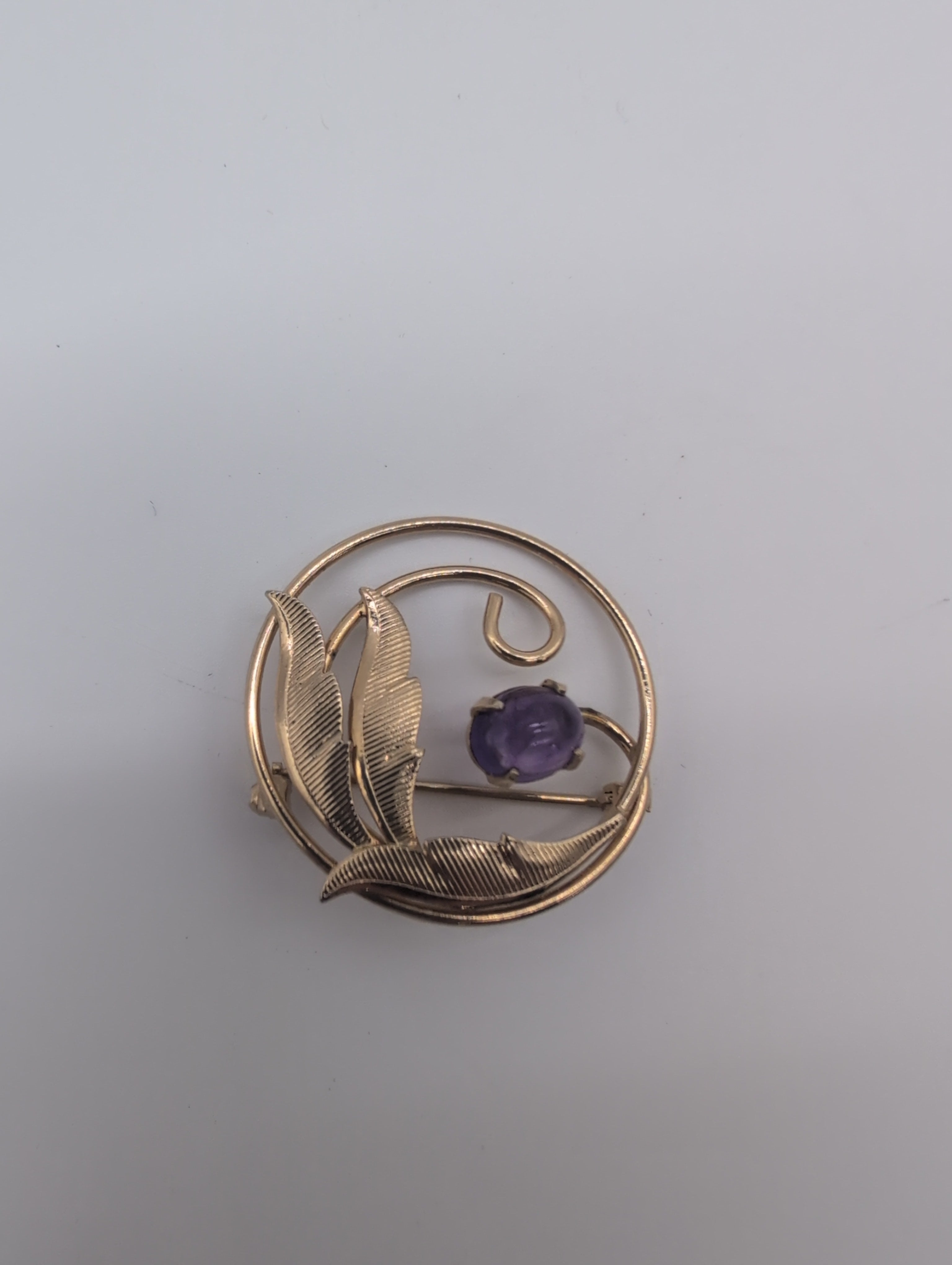 Vintage Gold Tone Brooch with an Amethyst Colored Stone-K